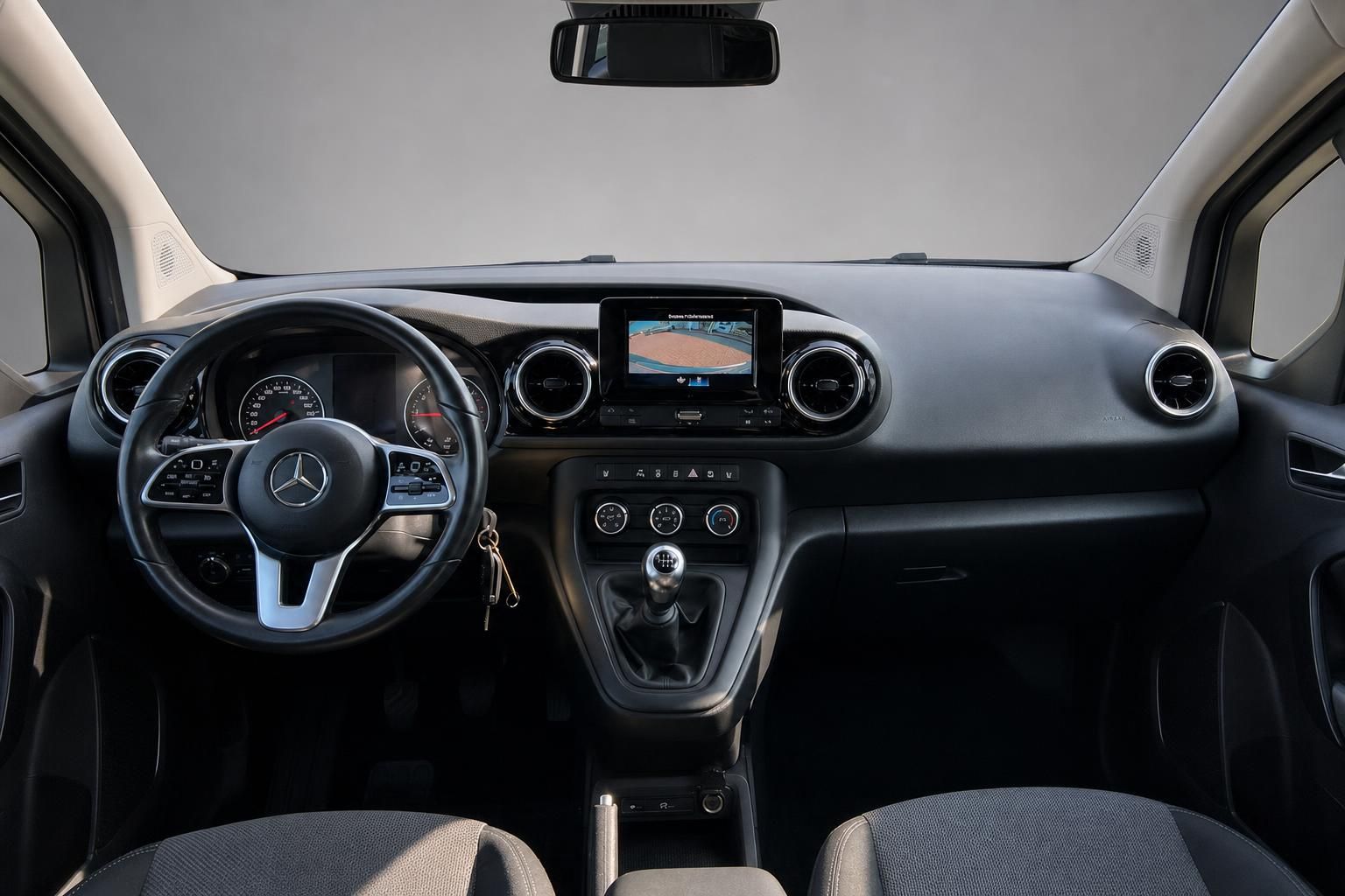 Mercedes Citan Tourer Armaturenbrett - Lenkrad, Tacho und Infotainment-Display im Innenraum
