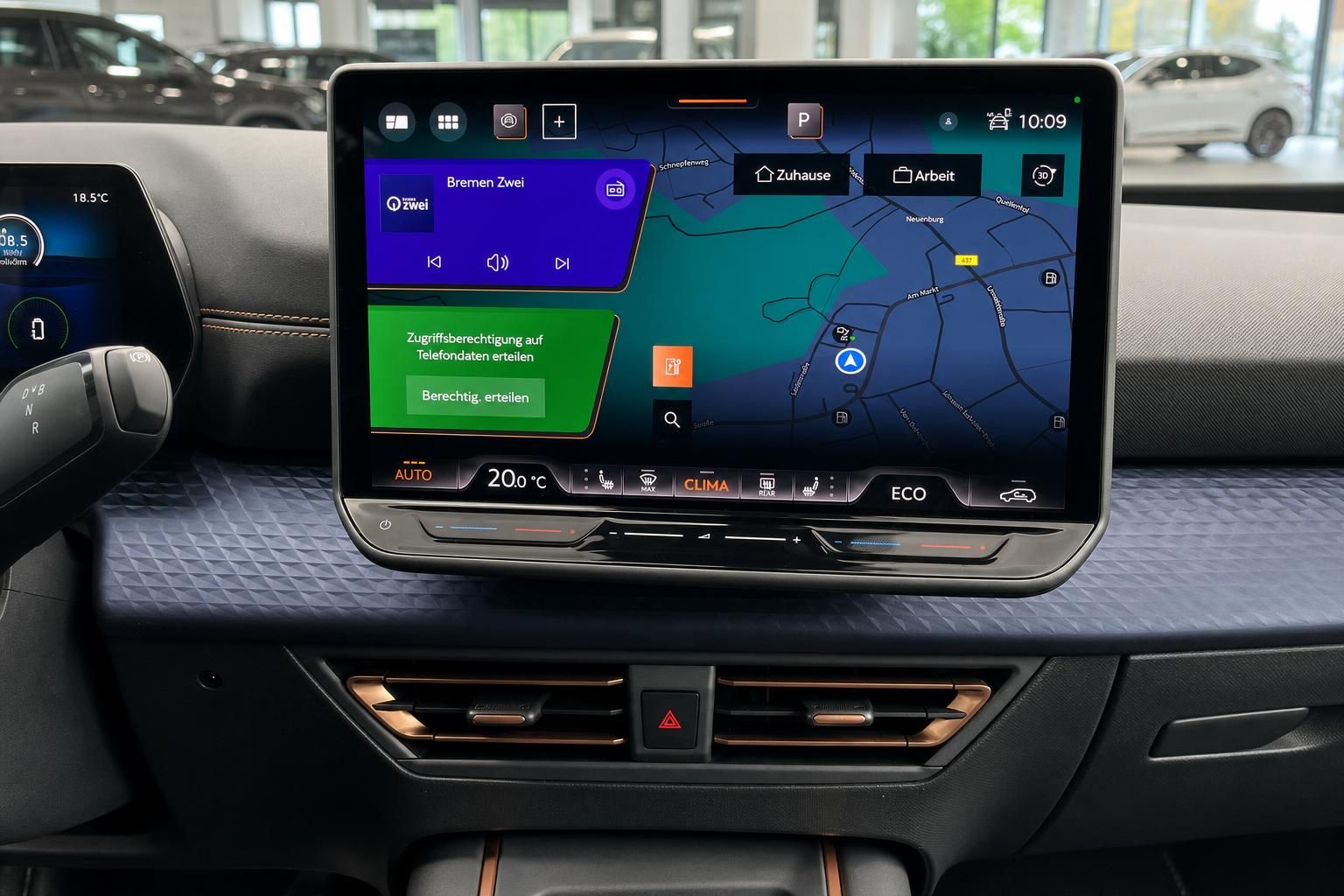 Infotainment-Touchscreen mit Navigationskarte und Klimabedienung im Detail