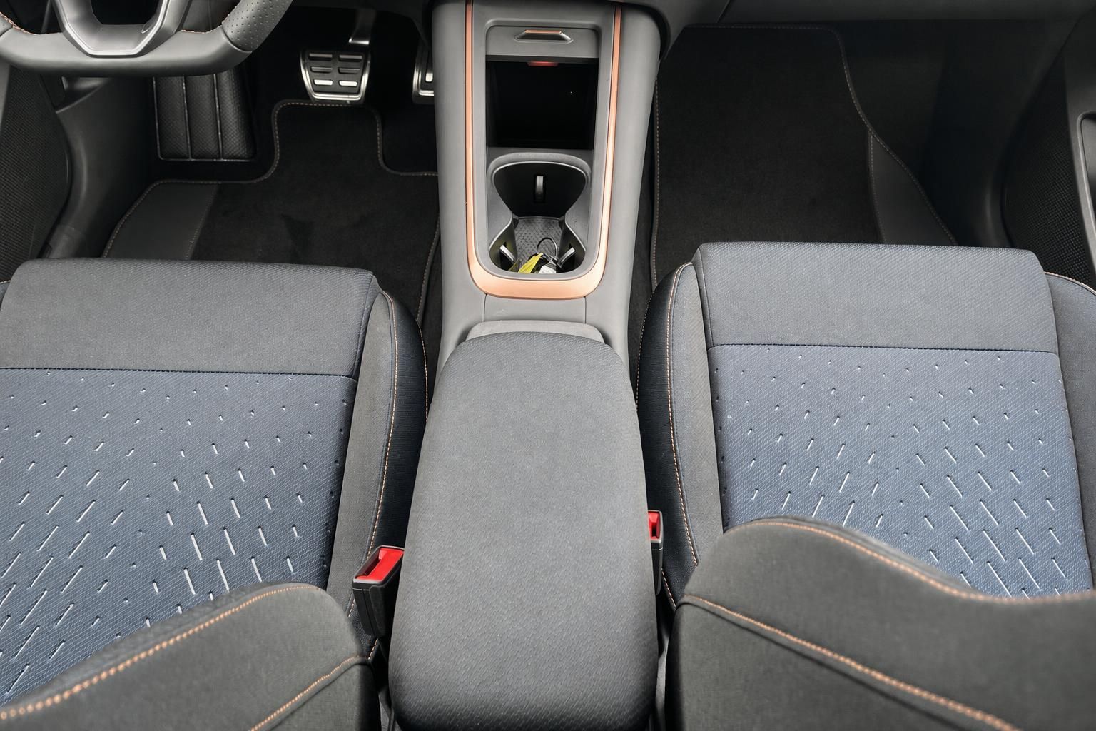 Cupra Innenraum mit Mittelkonsole und Sportsitzen in Schwarz-Blau
