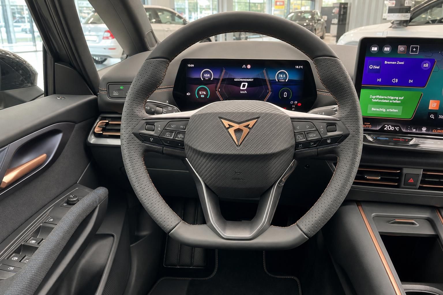 Cupra Lenkrad mit Multifunktionstasten und digitalem Cockpit