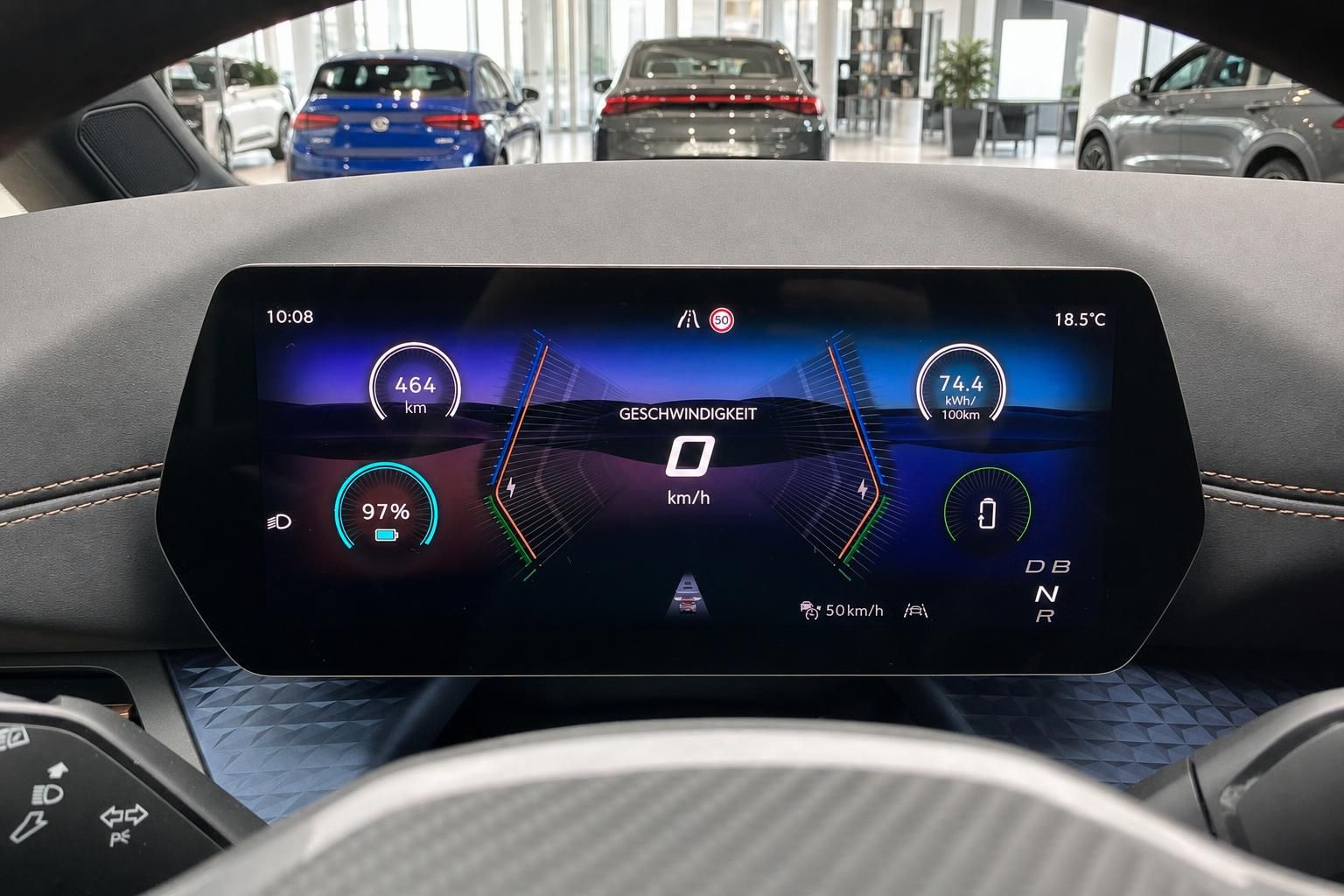 Cupra digitales Display mit Geschwindigkeit und Batteriestand im Cockpit