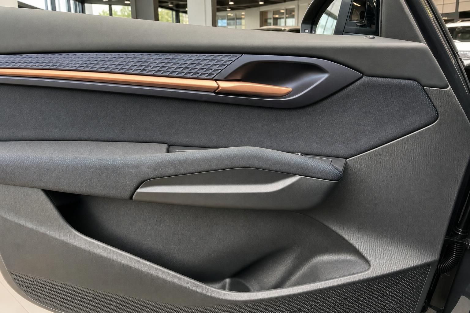 Cupra Türverkleidung mit Kupferakzent und Griff im Detail