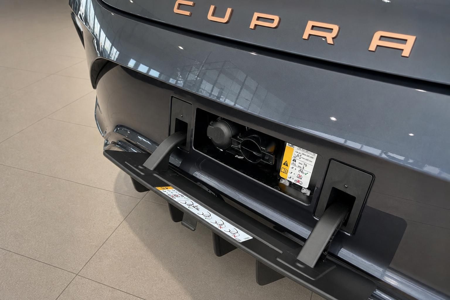 Cupra Heckstoßstange mit Anhängerkupplung und Schriftzug im Detail