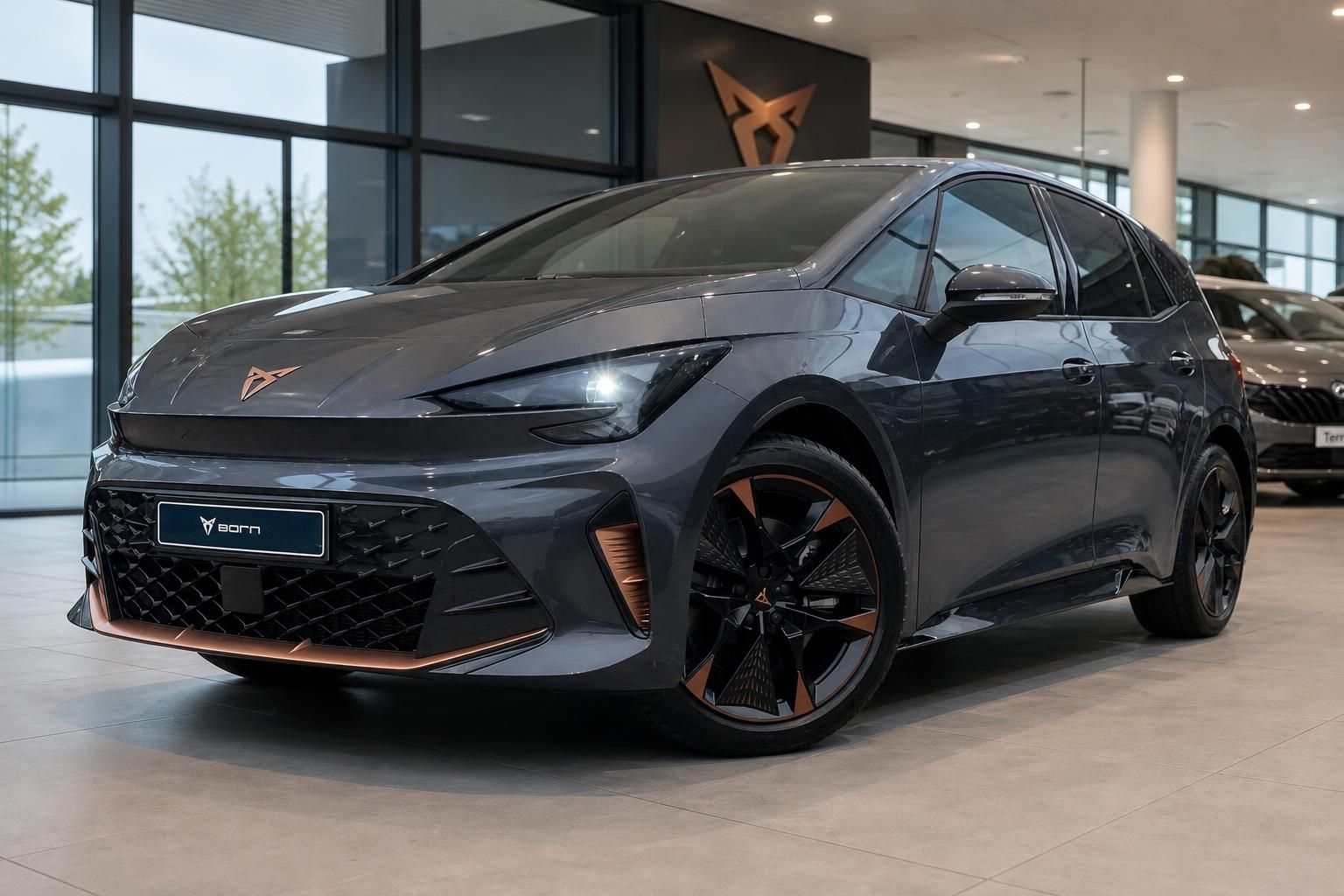 Cupra Born grau, Frontansicht mit Kupferakzenten im Autohaus