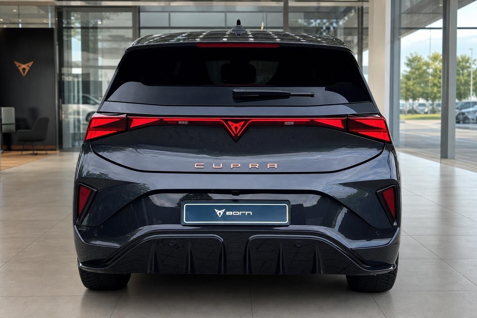 Cupra Born in Grau, Heckansicht im Autohaus mit LED-Rückleuchten