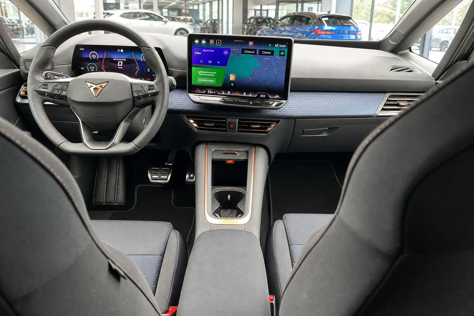 Cockpit mit Lenkrad, Digitalanzeige und Infotainment-Touchscreen