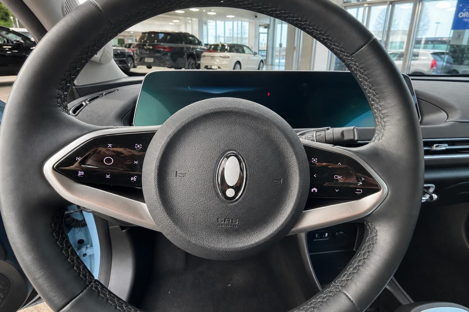 Fahrzeug Innenraum mit Lenkrad und digitalem Cockpit Display