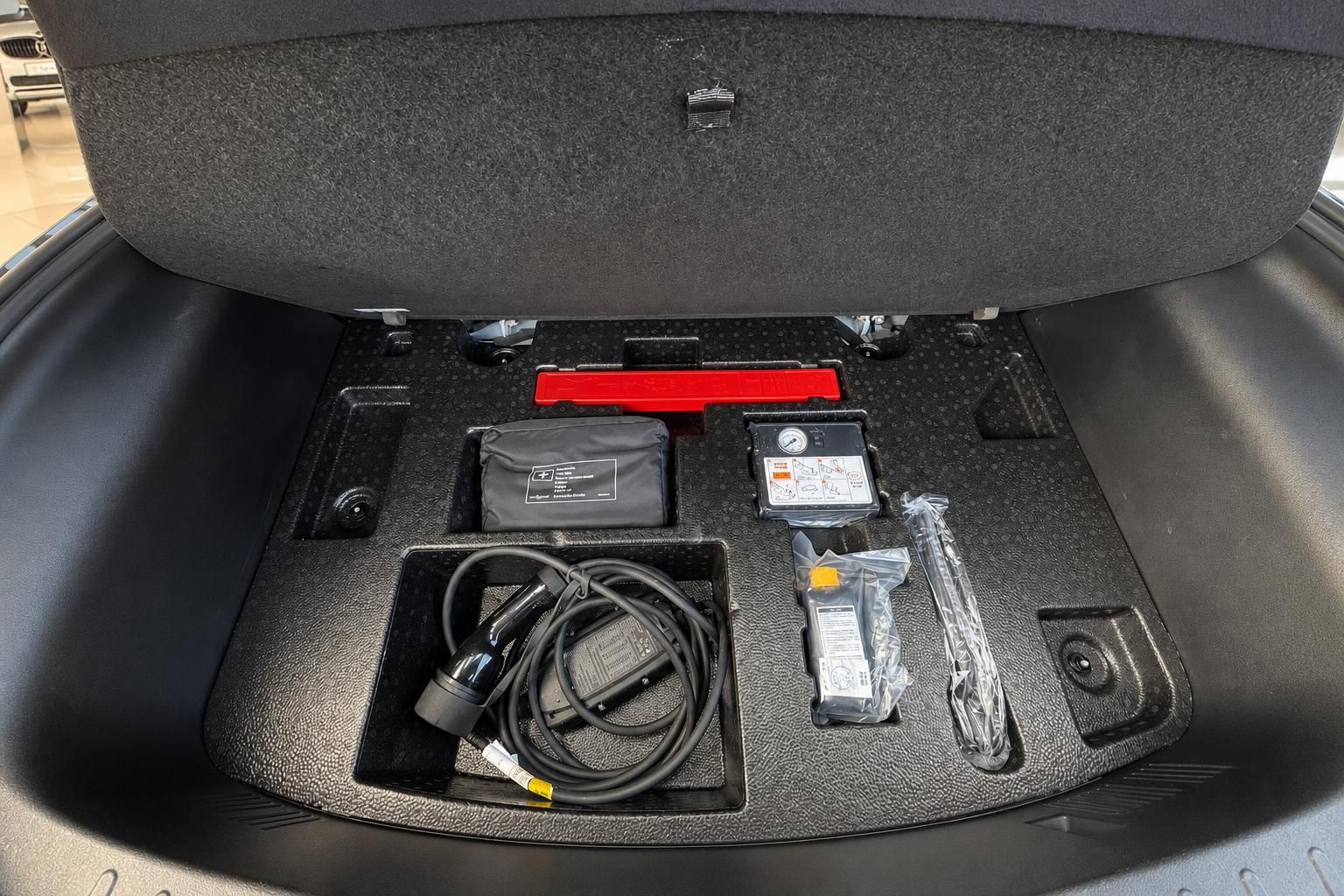 Kofferraum Unterboden mit Ladekabel und Bordwerkzeug Aufbewahrung
