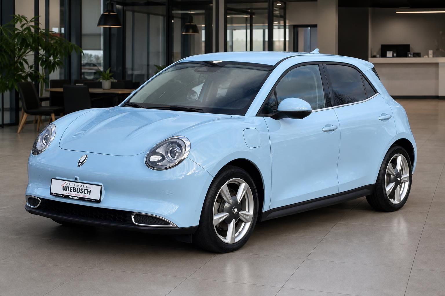 ORA Elektrofahrzeug in hellblau - Frontansicht im Autohaus mit elegantem retro-modernem Design