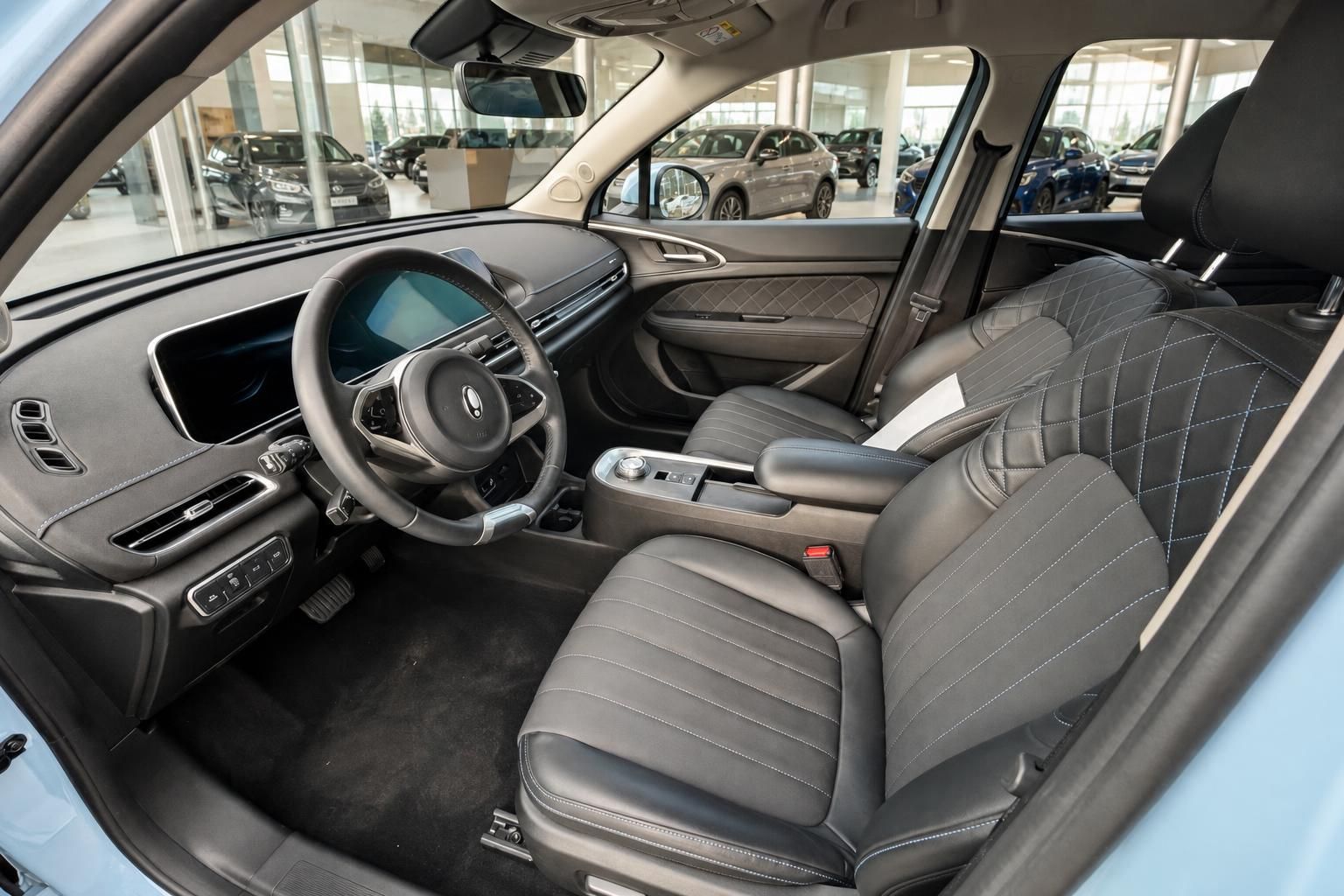 Moderner Fahrzeuginnenraum mit Lederausstattung und digitalem Cockpit im Autohaus