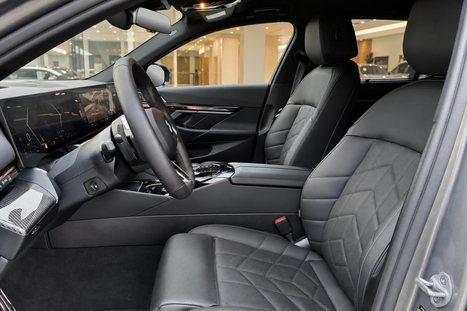 BMW Innenraum Vordersitze mit Lenkrad und Cockpit Display