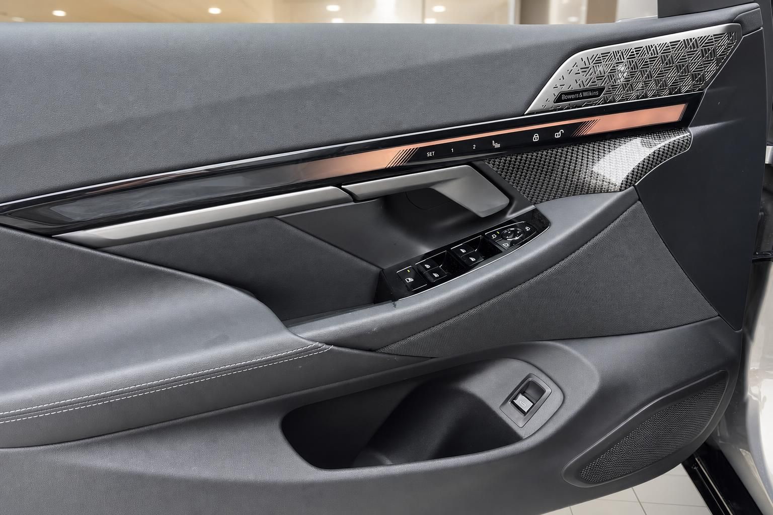 BMW Tuerverkleidung mit Bowers & Wilkins Lautsprecher und Bedienelementen