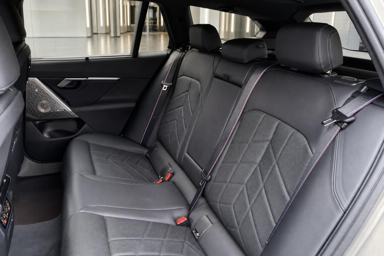 BMW Rueckbank mit schwarzem Lederinterieur und M-Streifen Gurten