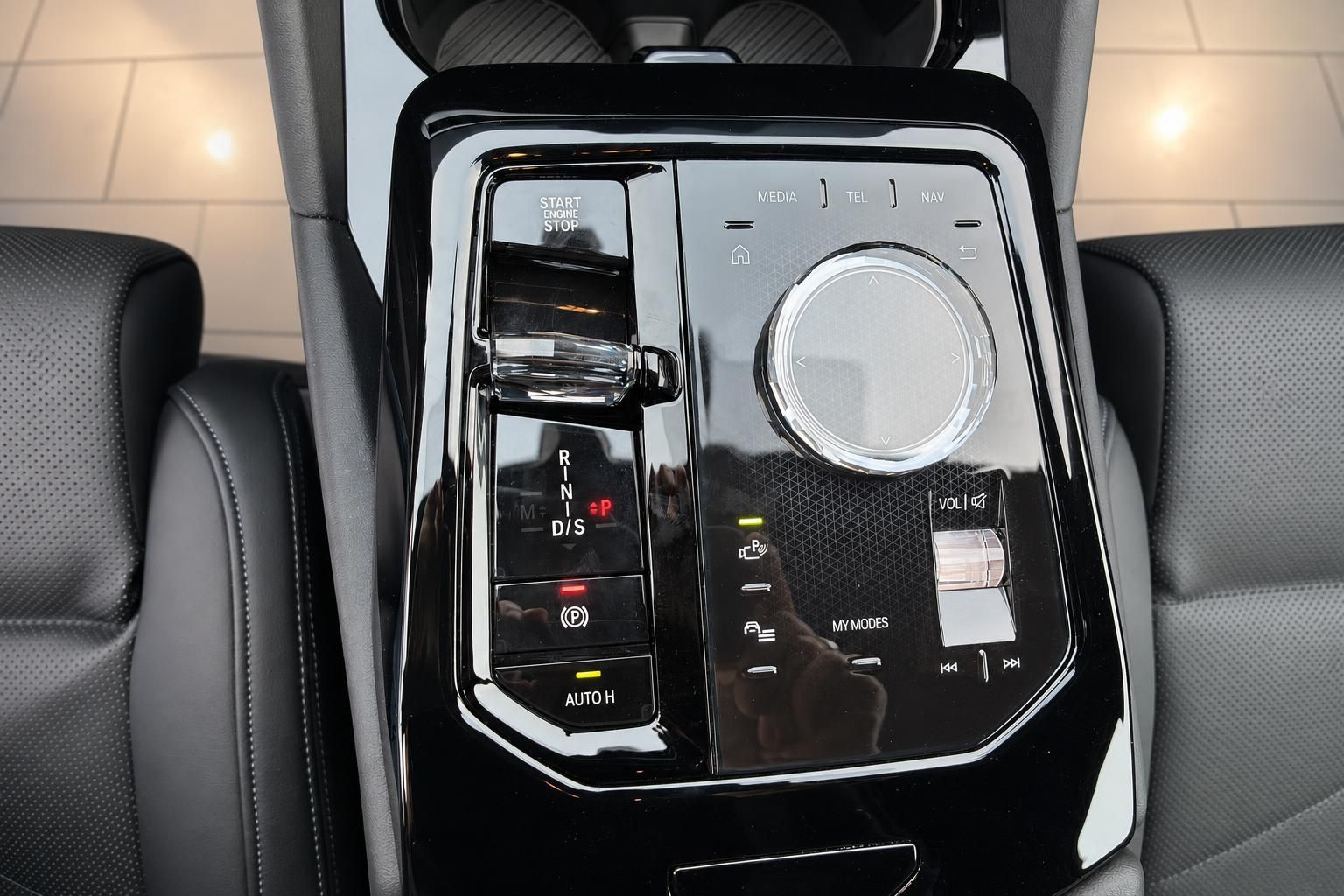 BMW Mittelkonsole mit Schalthebel und iDrive Controller im Detail