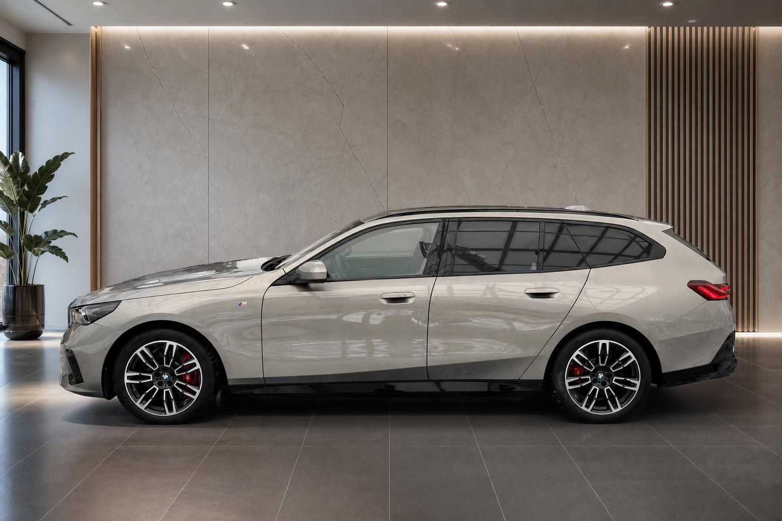 BMW 5er Touring M-Paket in Beige, Seitenansicht im Autohaus