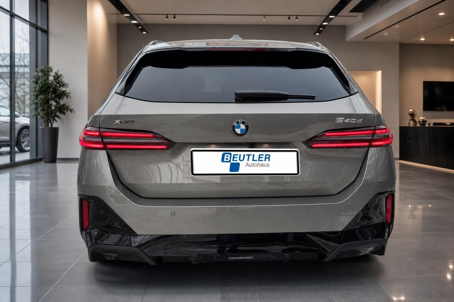 BMW 5er Touring 540d xDrive, direkte Heckansicht mit LED-Rückleuchten