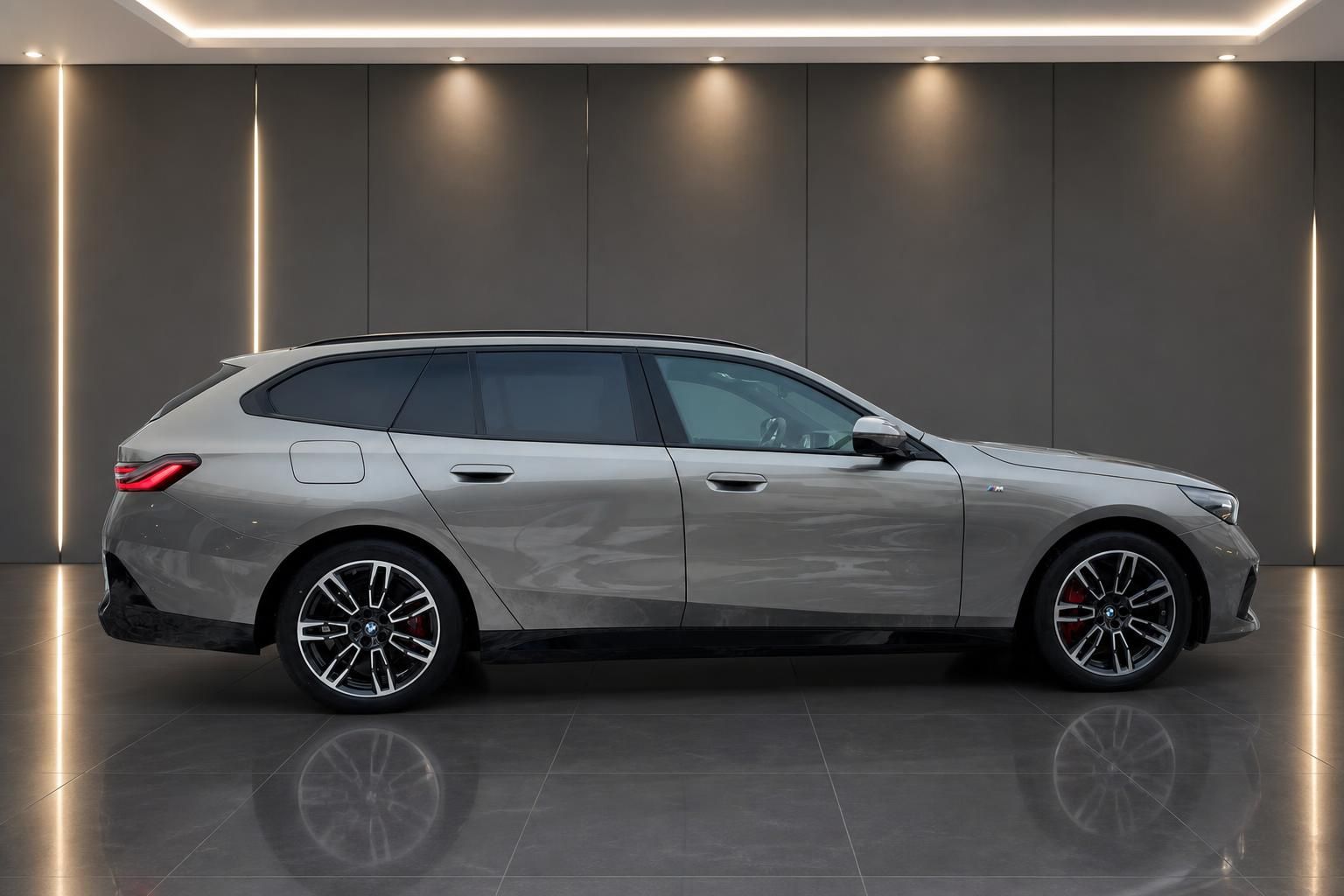 BMW 5er Touring in Grau, Seitenansicht im Autohaus