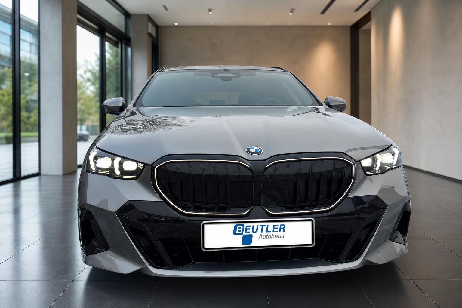 BMW 5er Frontansicht mit Kühlergrill und LED-Scheinwerfern