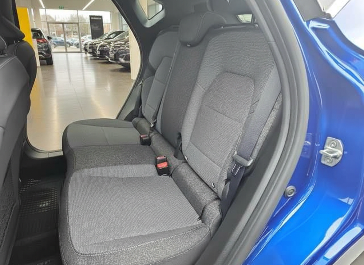 Rücksitzbank eines blauen SUV mit grauem Stoffbezug im Autohaus