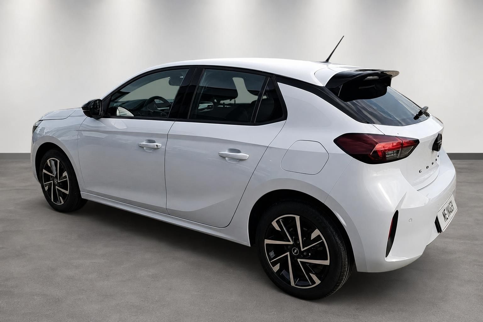 Opel Corsa weiß, Heckansicht schräg im Studio