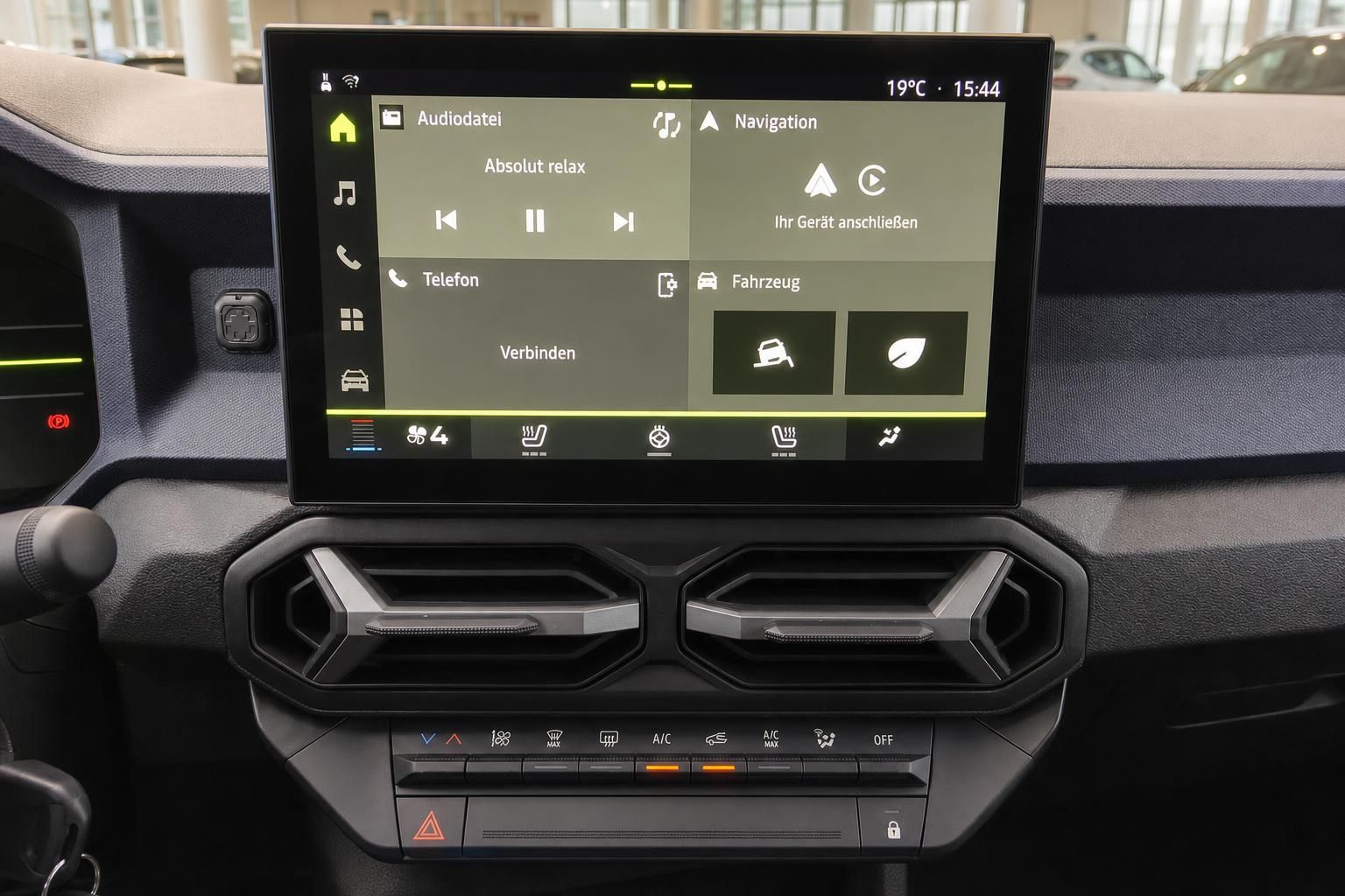 Dacia Infotainment-Touchscreen mit Navigation und Klimabedienung im Innenraum
