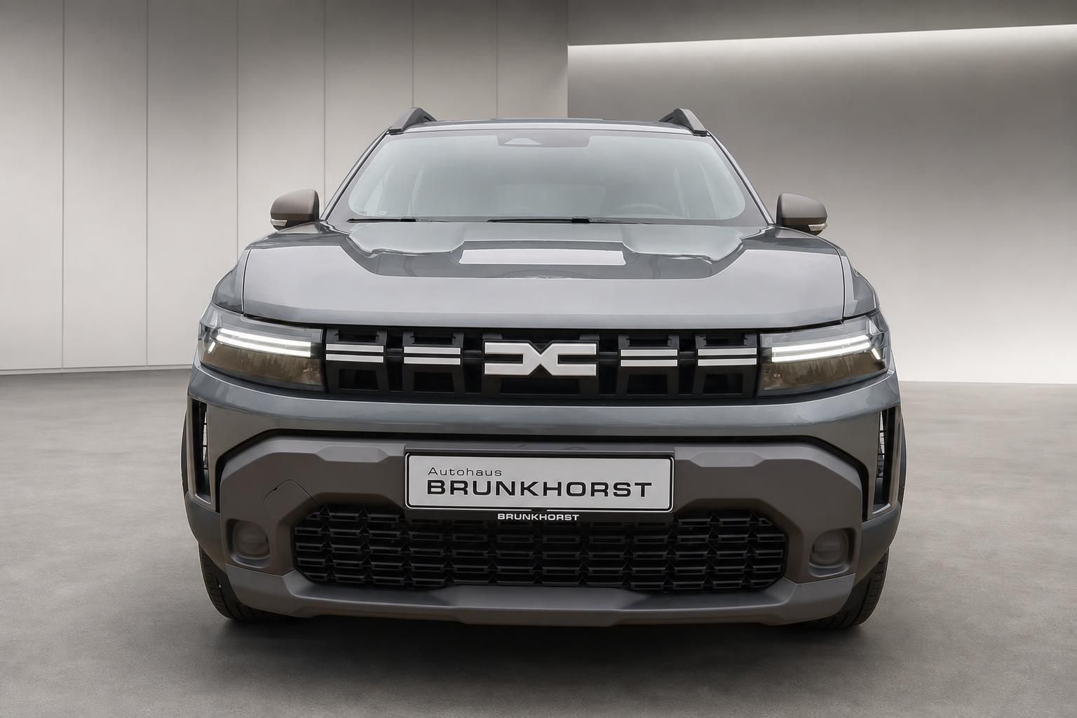 Dacia Duster grau SUV Frontansicht gerade mit Kühlergrill und LED-Scheinwerfern