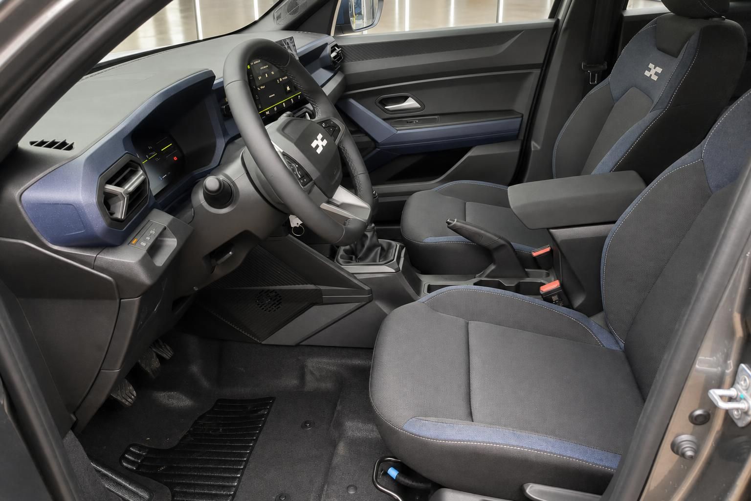Dacia Duster Innenraum Fahrerseite mit Lenkrad, Schalthebel und Vordersitzen grau-blau