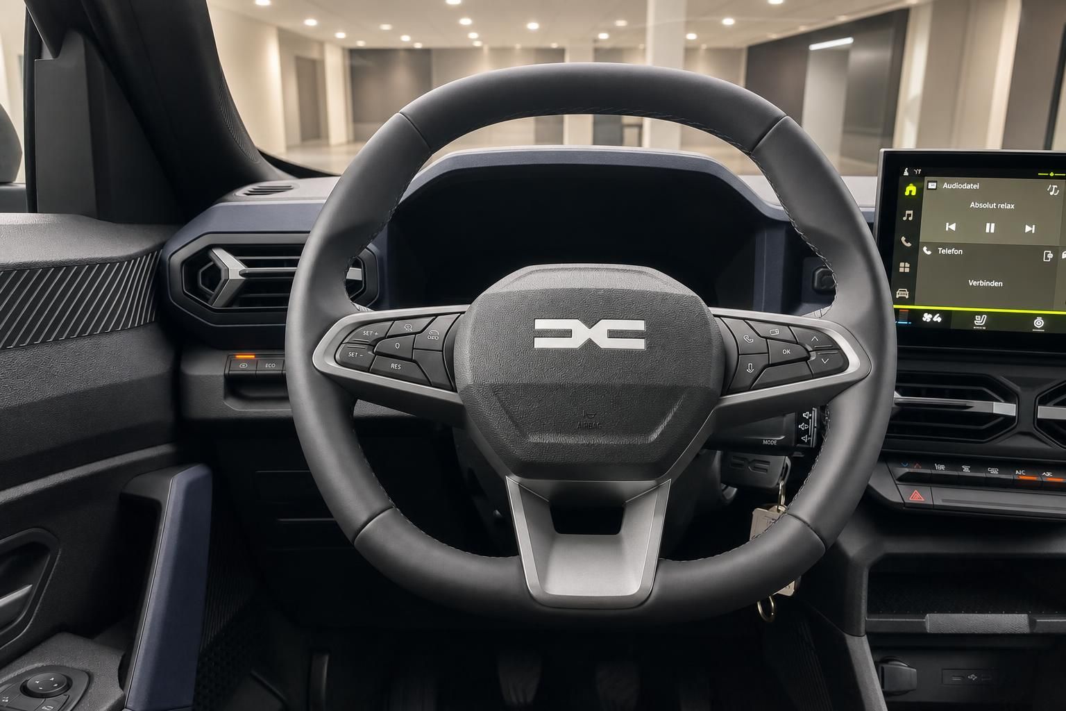 Dacia Innenraum Lenkrad mit Logo und Infotainment-Display im Cockpit