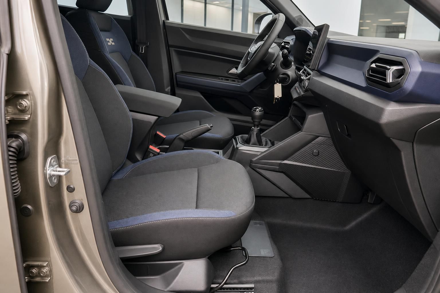 Dacia Innenraum Fahrersitz mit Schaltgetriebe und Cockpit von der Fahrerseite