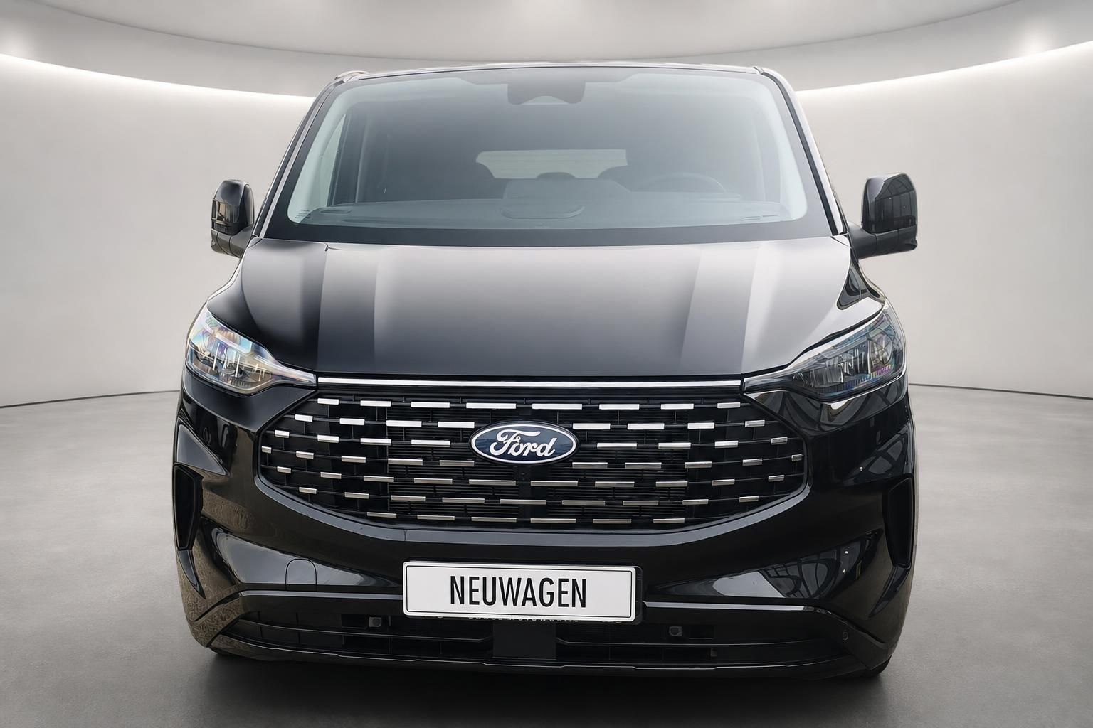 Ford Tourneo Custom schwarz Frontansicht mit Kuehlergrill und Ford Logo