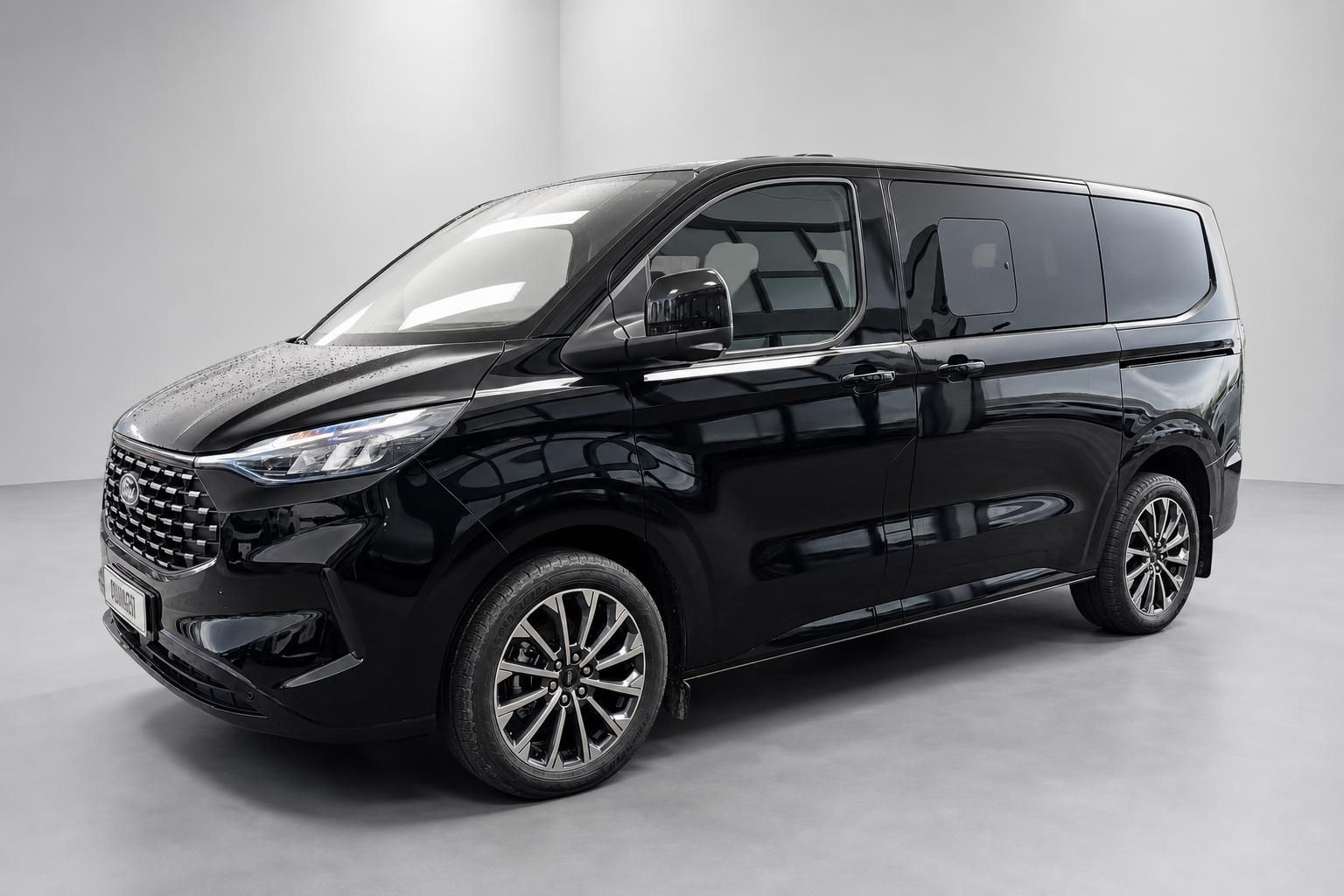 Ford Tourneo Custom schwarz Frontansicht schraeg im Studio