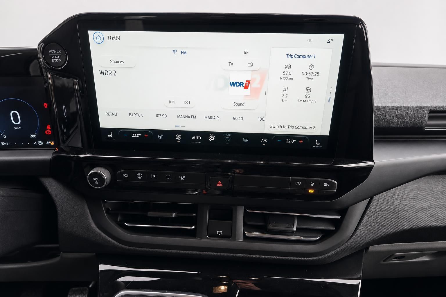 Touchscreen Infotainmentsystem im Fahrzeug mit Radioanzeige