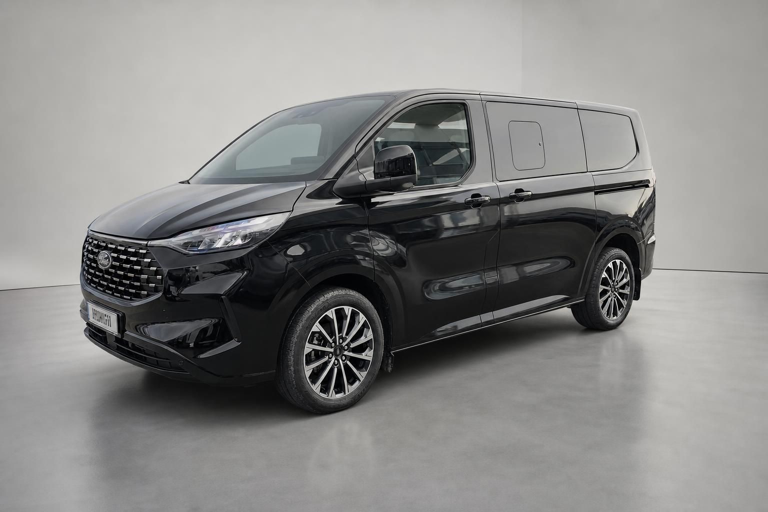 Ford Tourneo Custom schwarz Frontansicht schraeg im Studio