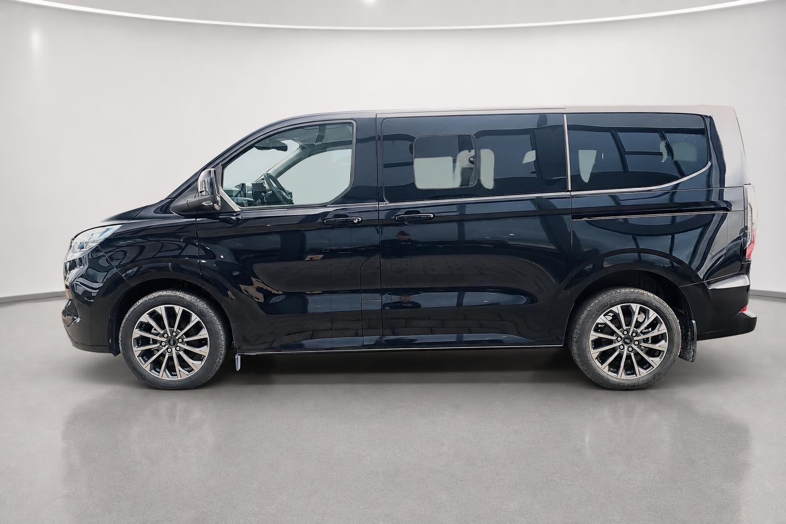 Ford Tourneo Custom schwarz Seitenansicht im Studio