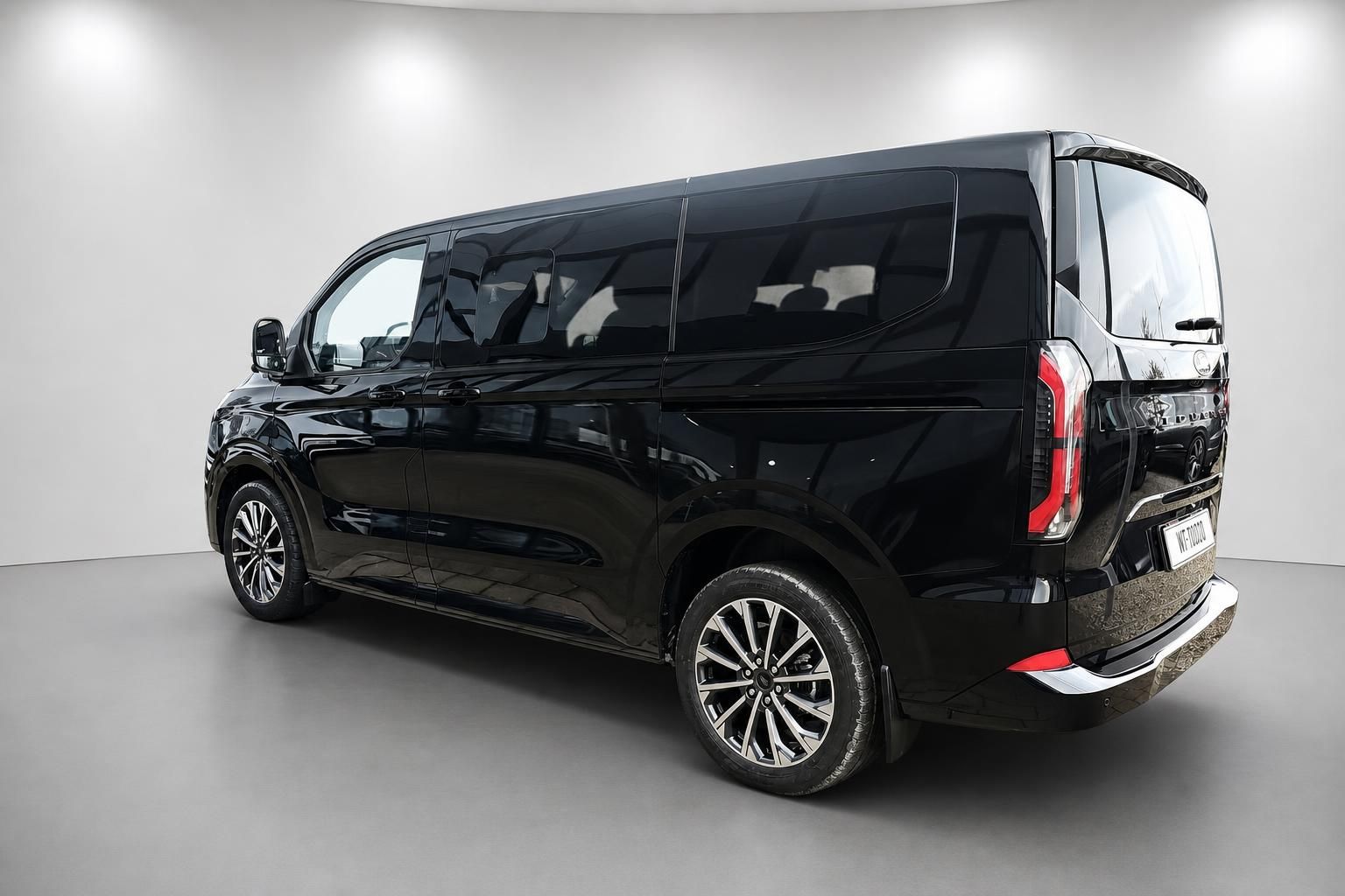 Ford Tourneo Custom schwarz Heck seitlich im Fotostudio