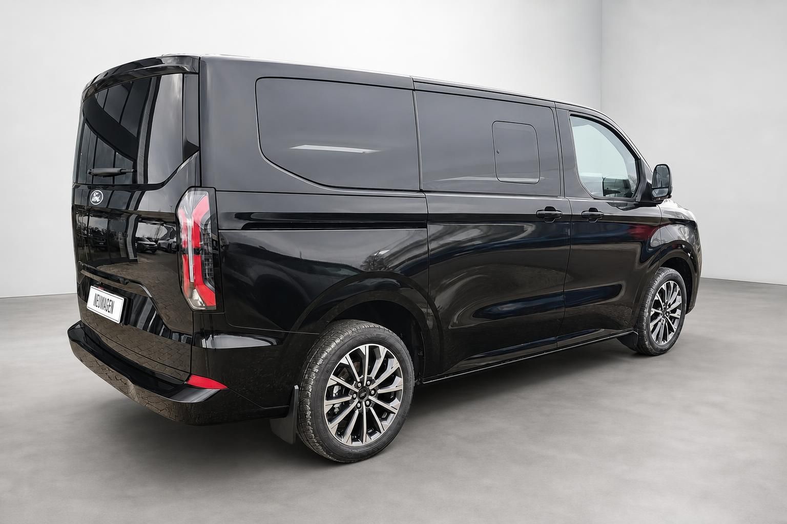 Ford Tourneo Custom schwarz Heckansicht seitlich mit Alufelgen