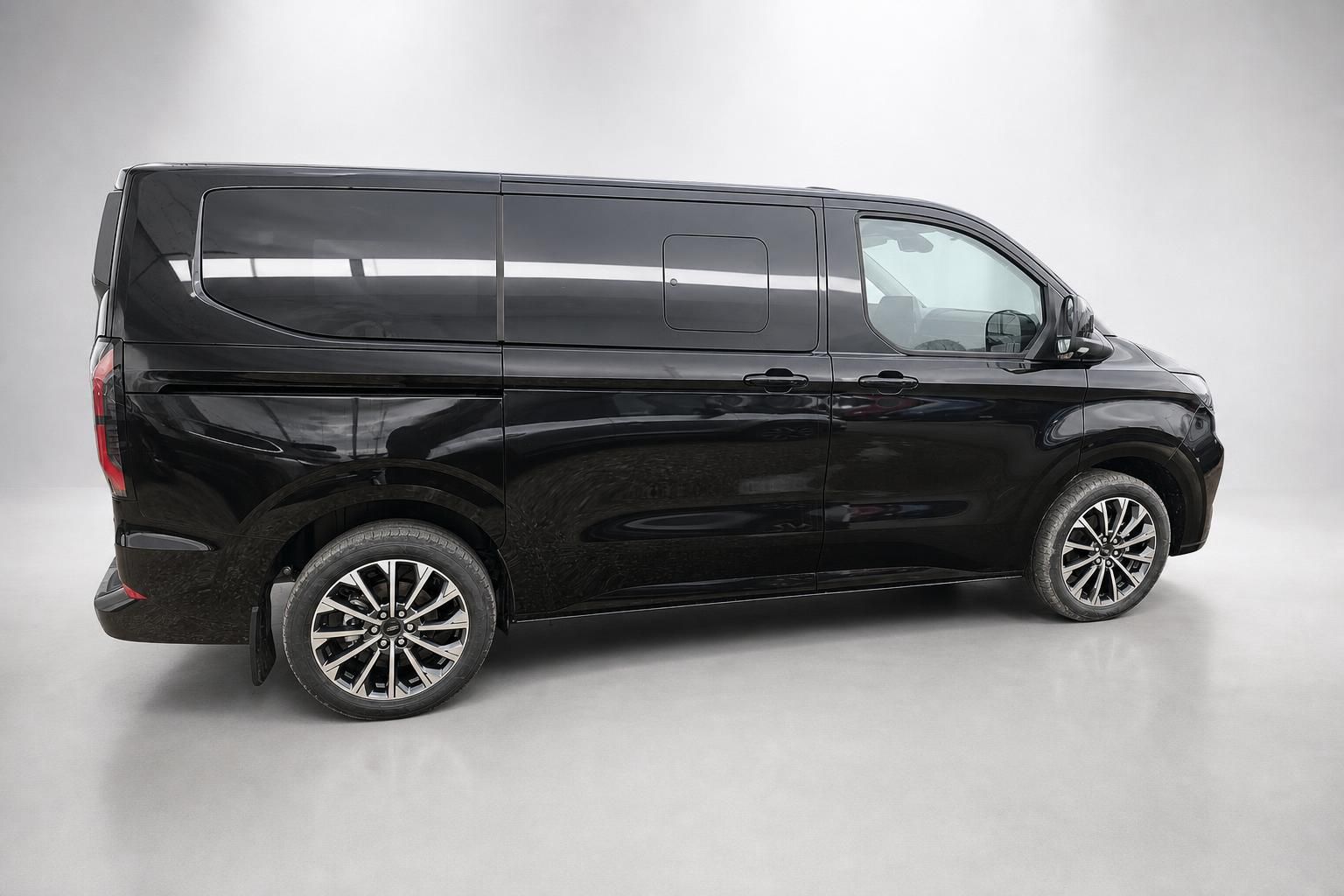 Ford Tourneo Custom schwarz Seitenansicht Van mit Schiebetuer