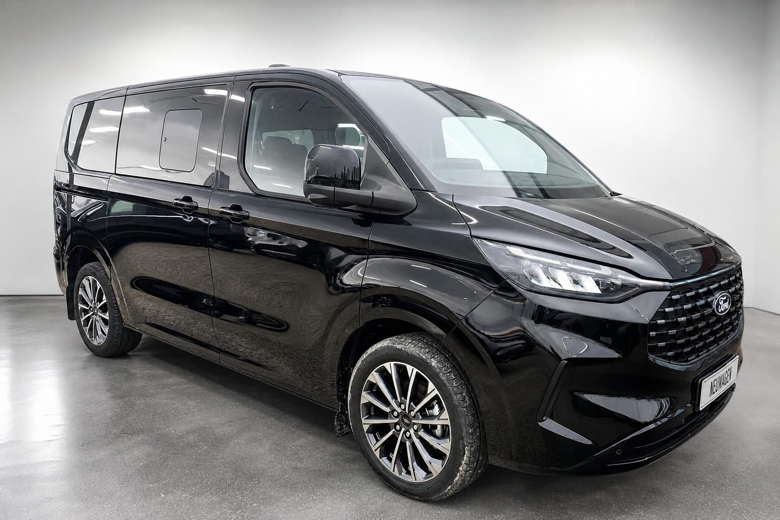 Ford Tourneo Custom schwarz Frontansicht schraeg mit Alufelgen