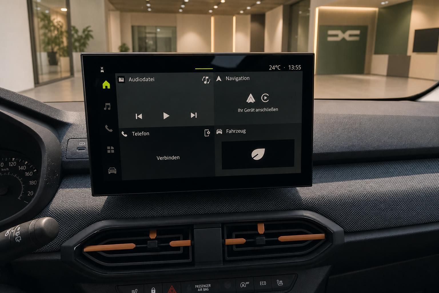 Touchscreen Infotainmentsystem im Dacia Fahrzeug mit Navigation und Telefon