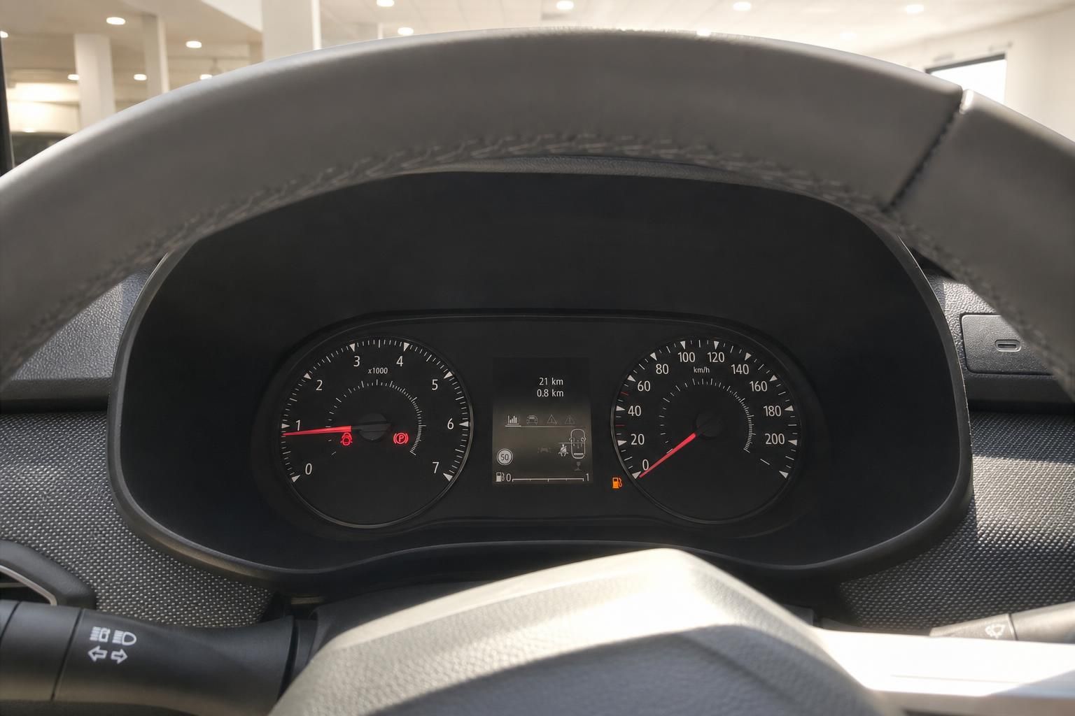 Cockpit mit Tacho und Bordcomputer im Fahrzeuginnenraum