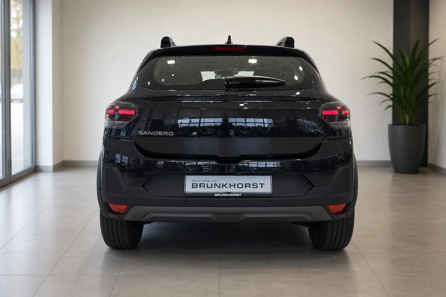 Dacia Sandero schwarz Heckansicht in Autohaus Brunkhorst Showroom