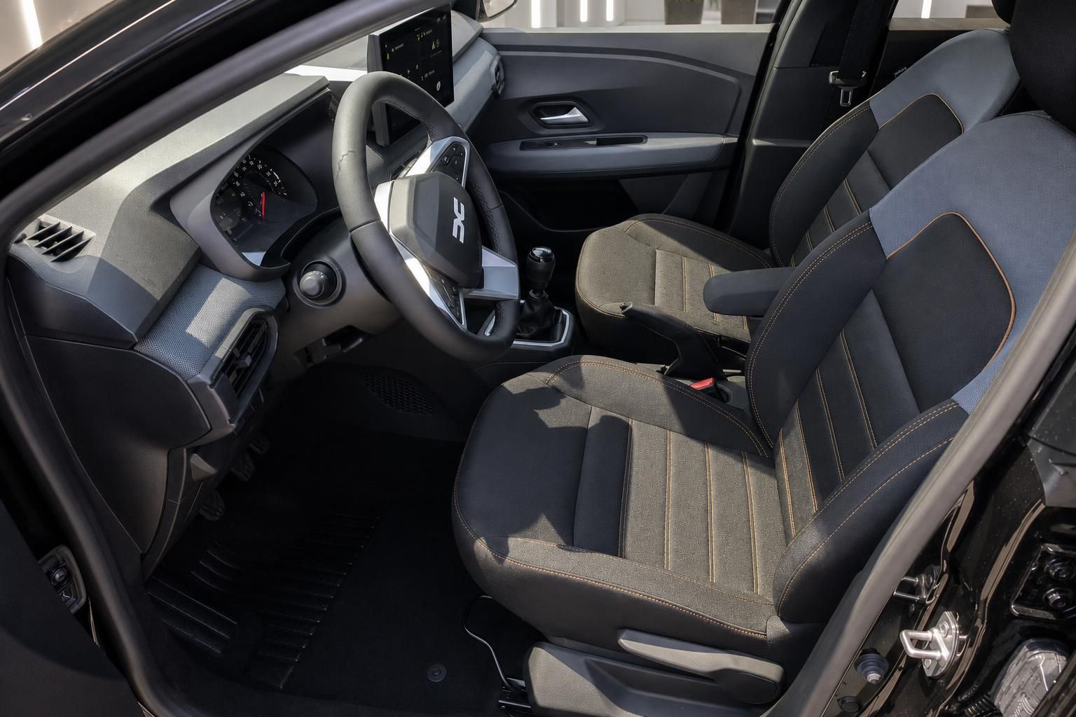 Dacia Sandero Innenraum Vordersitze und Armaturenbrett Detailansicht