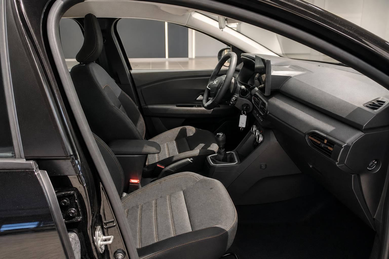 Vordersitze und Cockpit mit Schaltknauf im Fahrzeuginnenraum