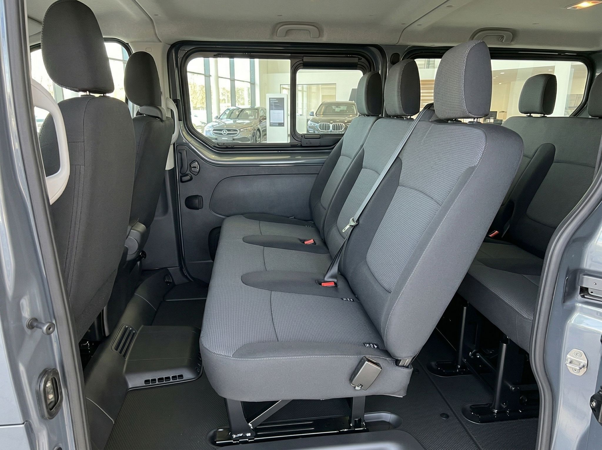 Renault Transporter Rücksitzbank mit grauen Stoffsitzen und Sicherheitsgurten im Innenraum