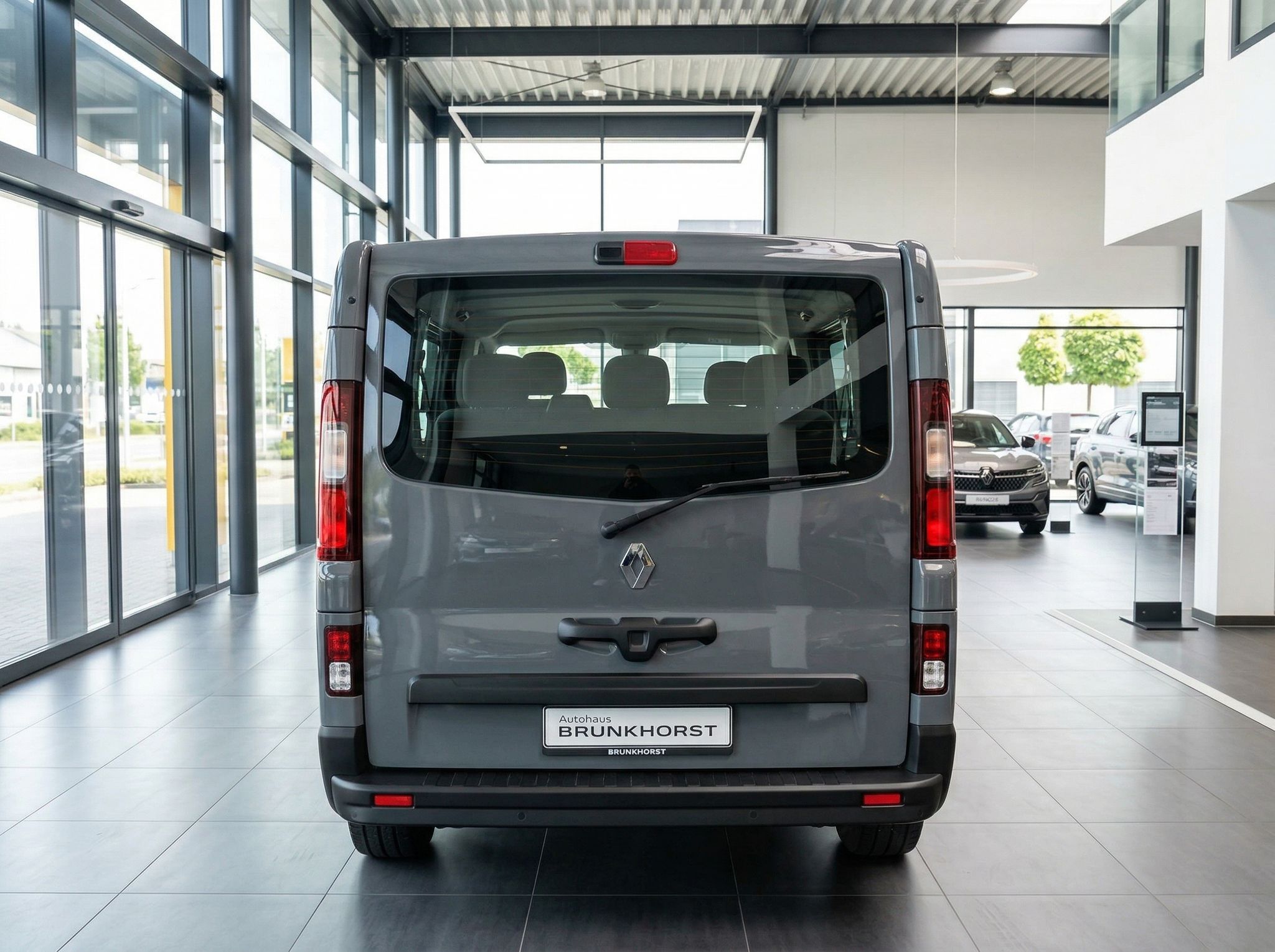 Renault Transporter Heckansicht grau im Autohaus - Rücklichter und Hecktüren sichtbar