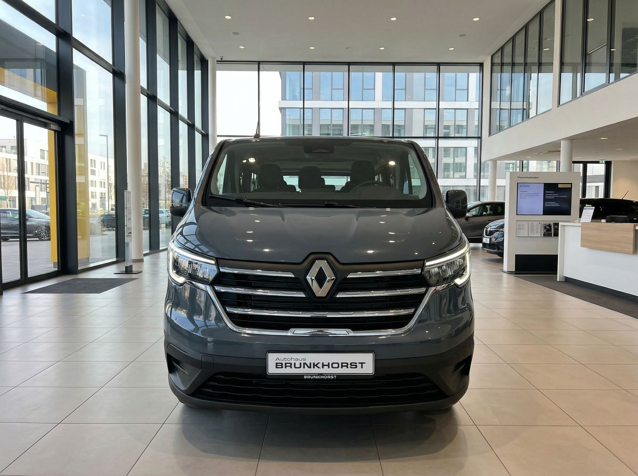 Renault Transporter Frontansicht grau - Kühlergrill und Scheinwerfer im Autohaus Showroom