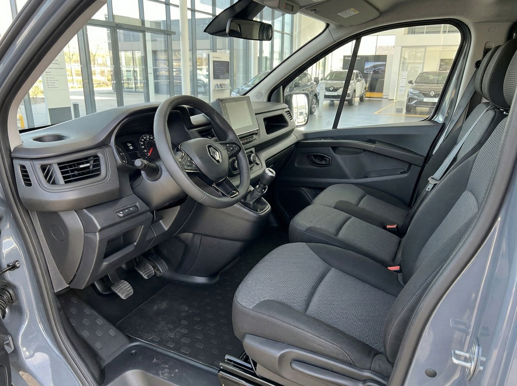 Renault Transporter Innenraum grau - Armaturenbrett, Lenkrad und Fahrersitz Detailansicht