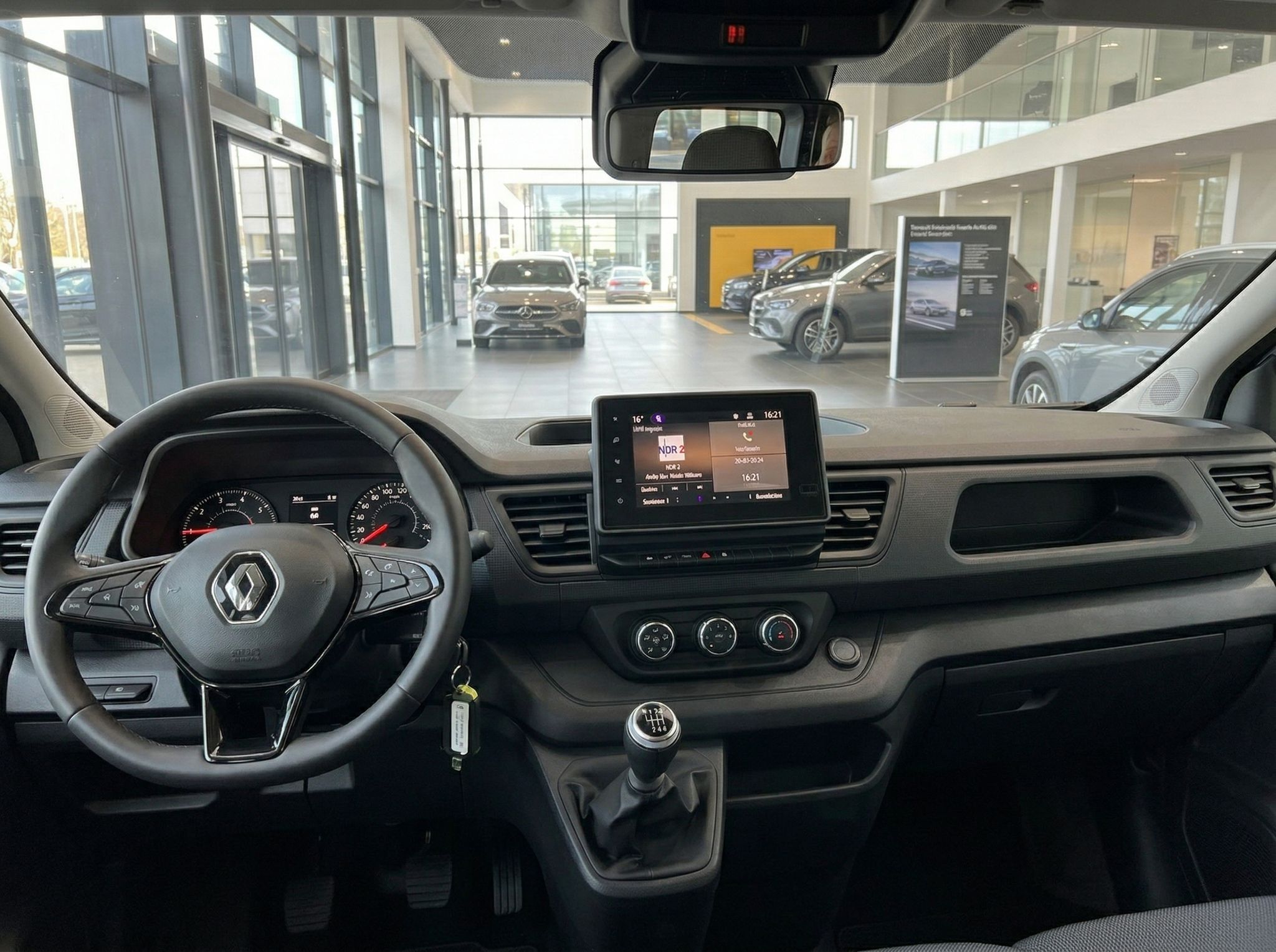 Renault Fahrzeug Innenraum mit Lenkrad, Armaturenbrett und Touchscreen Display im Autohaus