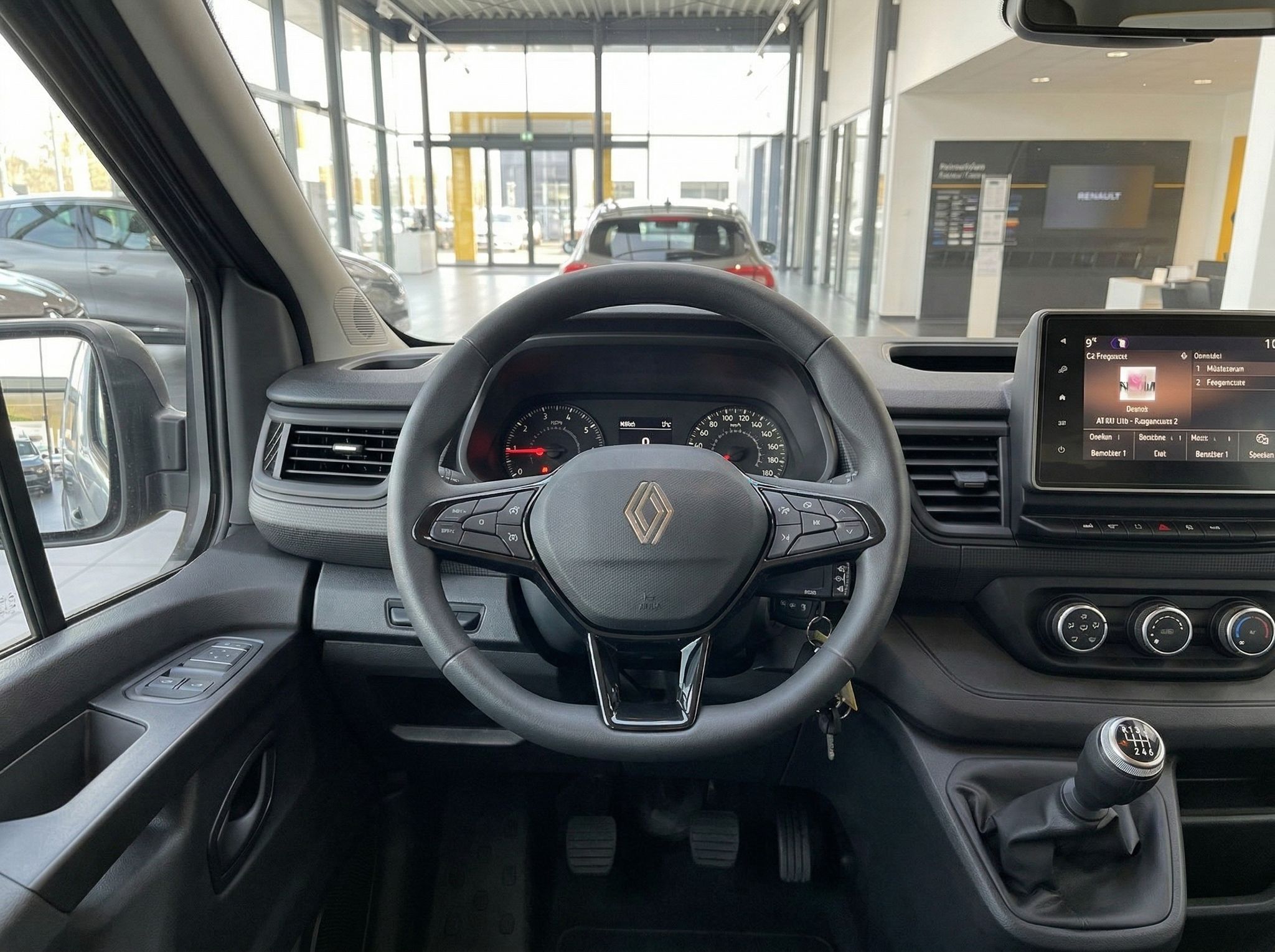 Renault Cockpit Ansicht mit Lenkrad, Tacho und Infotainment System aus Fahrersicht