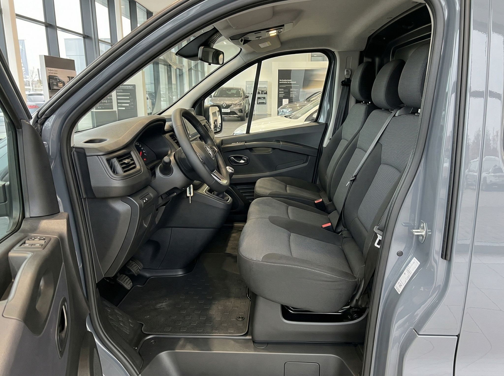 Renault Transporter Innenraum Fahrerkabine mit Sitzen und Lenkrad im Autohaus Showroom